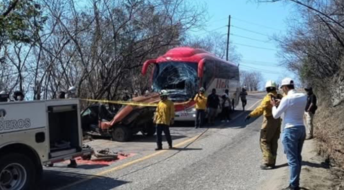 Dos heridos en choque de camioneta y autobús en Aquila