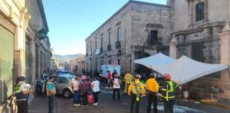 Auto embiste puesto de tamales por fuera de la Parroquia de La Merced; hay 2 heridos