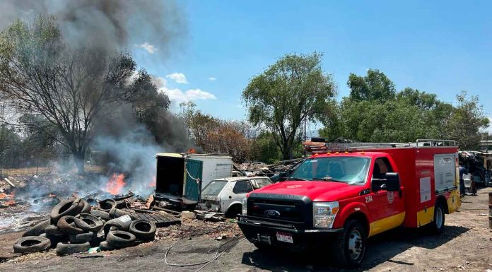 Se registra incendio en deshuesadero de vehículos en Morelia