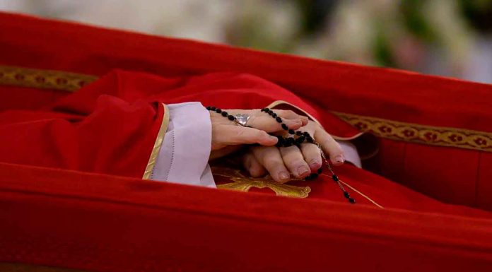 #Video | Vaticano da a conocer las primeras imágenes del Papa Francisco en su féretro