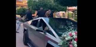 #VIDEO | ¡Viva el amor en Michoacán! Llegan a su boda, con todo y mariachi, a bordo de una Cybertruck