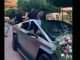 #VIDEO | ¡Viva el amor en Michoacán! Llegan a su boda, con todo y mariachi, a bordo de una Cybertruck