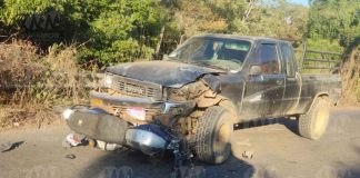 Derrapa su moto y choca contra camioneta; pereció