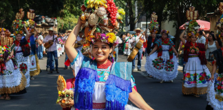 Vive el tradicional desfile de las aguadoras en Uruapan