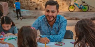 Celebran el Día de la Niñez con juegos, cine y alegría en Tupátaro