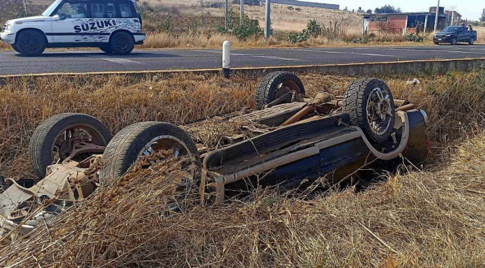 Vuelca camioneta en la Morelia-Pátzcuaro