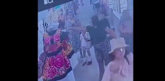 #VIDEO | ¡Indignante! Captan a mujeres lanzando cloro a trajes típicos en Oaxaca; causaron pérdidas de más de 35 mil pesos