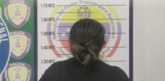 Mujer le quema la mano a su hija como castigo por agarrar su celular