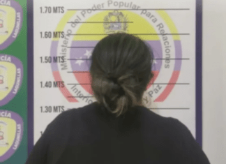 Mujer le quema la mano a su hija como castigo por agarrar su celular