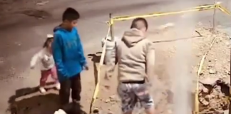 #VIDEO | #México: ¿Y los papás? Menores causan fuga de agua mientras jugaban en la calle