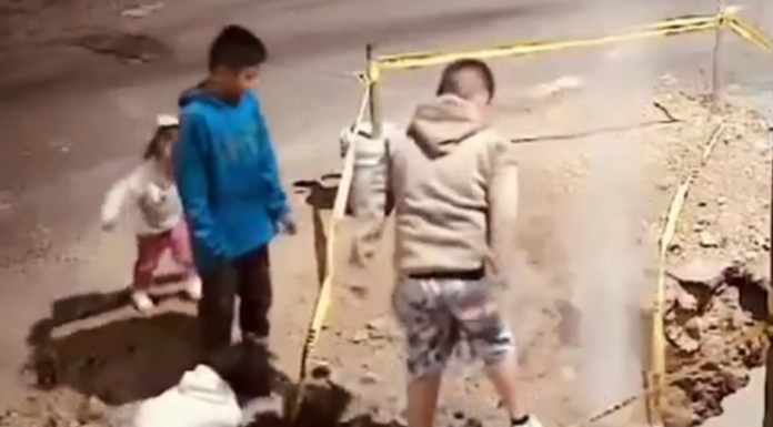#VIDEO | #México: ¿Y los papás? Menores causan fuga de agua mientras jugaban en la calle