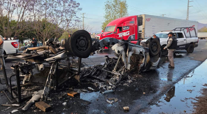 #VIDEOS | Manifestación en Jacona termina deriva en zafarrancho, una patrulla volcada y quemada