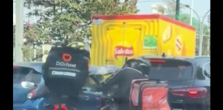 #VIDEO | ¡Por eso no llegaba la comida! Captan pelea a golpes entre repartidores de comida en #México
