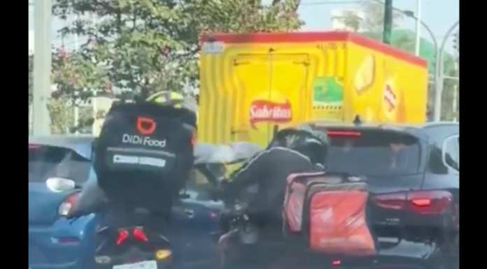 #VIDEO | ¡Por eso no llegaba la comida! Captan pelea a golpes entre repartidores de comida en #México