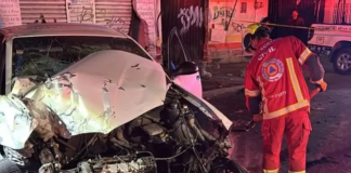 ¡Indignante! #México: Mujer fallece tras fatal accidente y motociclista la asalta en vez de ayudarla