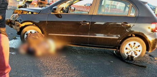 Adulto mayor es atropellado y termina debajo de un auto en la salida a Quiroga