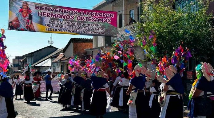 Artesanías, cultura, música y danza, en Tianguis de Domingo de Ramos