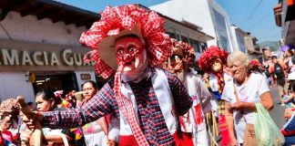 Con tradicional desfile inicia Tianguis Artesanal de Domingo de Ramos en Uruapan