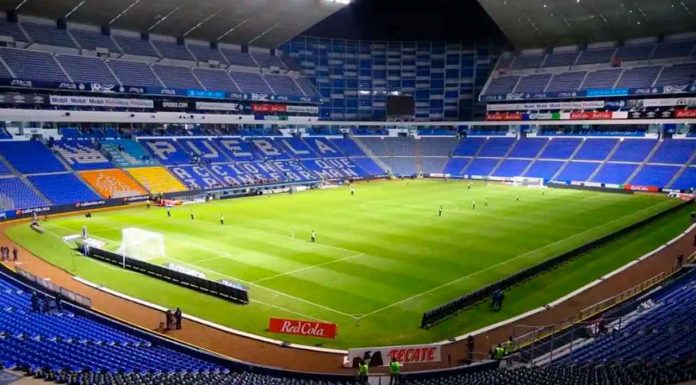 Aficionados del Cruz Azul agreden a golpes a hombre y a su cuñado por portar gorra de los Pumas en el Estadio Cuauhtémoc