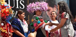 Michoacán reconoce labor por preservación de indumentaria tradicional