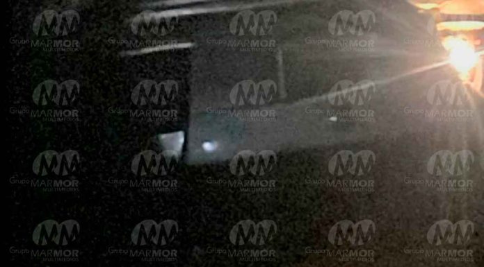 Familia resulta herida al volcar su vehículo, en Apatzingán