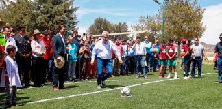 Bedolla entrega cancha de fútbol 7 a habitantes de Purépero