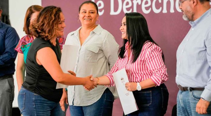 Gladyz Butanda participa en entrega de títulos de propiedad agraria a mujeres