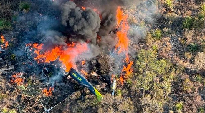 Helicóptero que combatía un incendio en los límites de Coahuila y Nuevo León se desploma