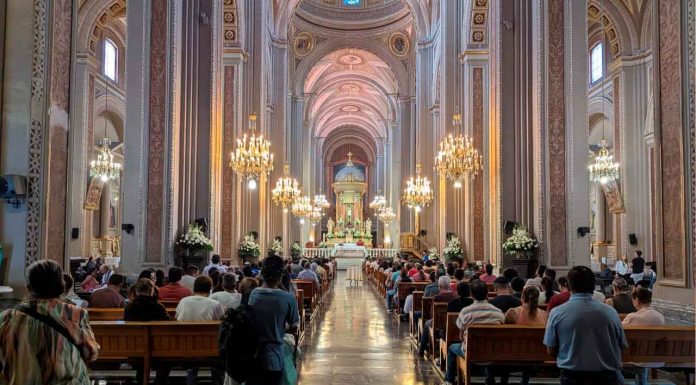 En la Catedral de Morelia feligresía conmemora para celebrar la resurrección de Jesucristo