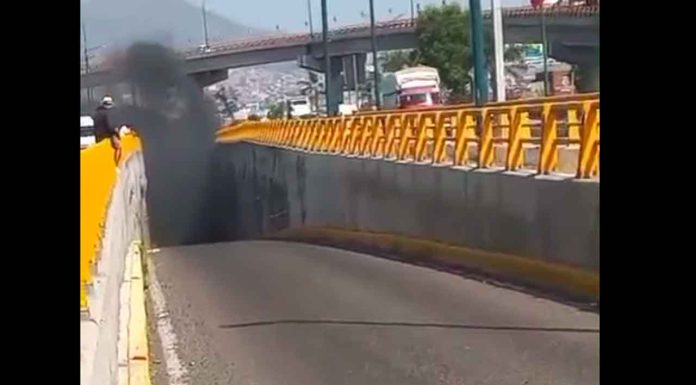 #VIDEOS | Se registra incendio de vehículo en distribuidor salida a Salamanca