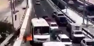 #VIDEO | #EnMéxico: Con personas a bordo, sujetos incendian autobús del transporte público