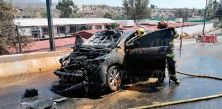 Se registra incendio de vehículo en el Puente Paso Catrinas, frente a Villas del Pedregal, Morelia