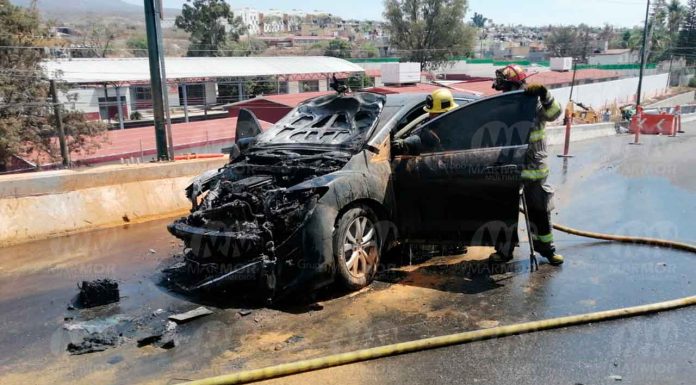Se registra incendio de vehículo en el Puente Paso Catrinas, frente a Villas del Pedregal, Morelia
