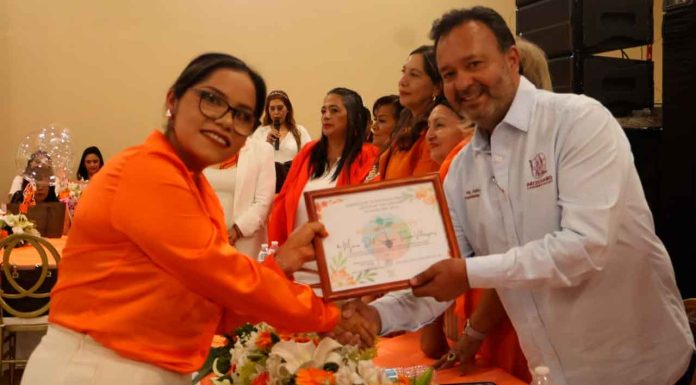 Julio Arreola reconoce el compromiso y entrega de las educadoras