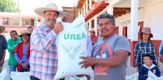Julio Arreola cumple con el campo: entrega fertilizantes en Huiramangaro