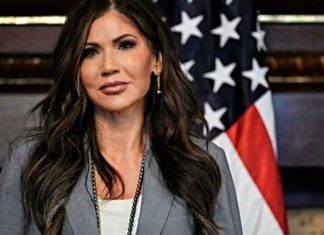 Kristi Noem, titular del Departamento de Seguridad Nacional de Estados Unidos, es asaltada en un restaurante