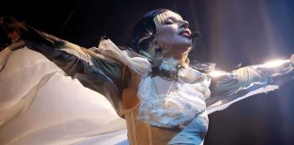 #VIDEO #Viral | Fans mexicanos enloquecen y suplican a Lady Gaga traer su show de #Coachella 2025 a CDMX