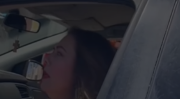 #Video | #LadyMultas: Mujer discute con agentes de tránsito tras violar señalamiento de alto