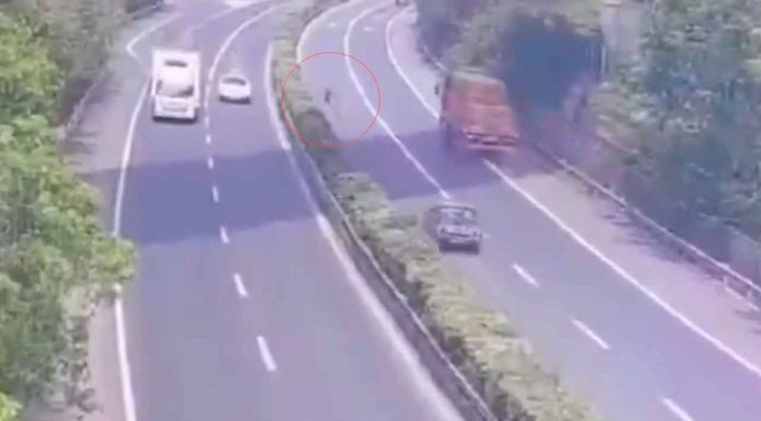 #VIDEO | Llanta se le sale a un camión en carretera, rueda 1 km y mata a un hombre