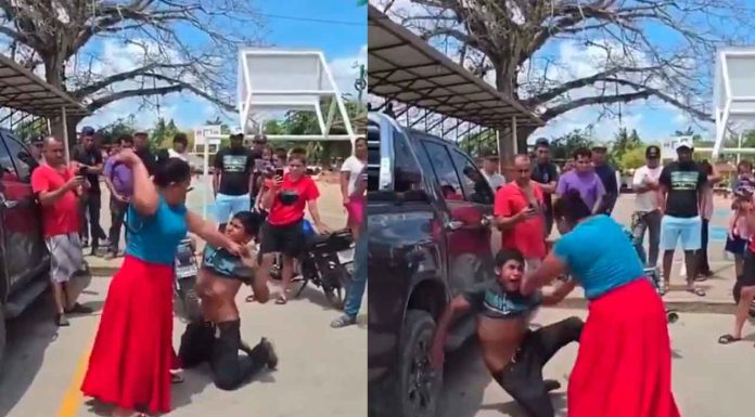 Madre castiga en público a su hijo de 16 años por robar; le pegó en la espalda con un cinturón