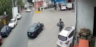 #VIDEO | #EnMéxico: Captan a conductor persiguiendo con machete en mano a un motociclista
