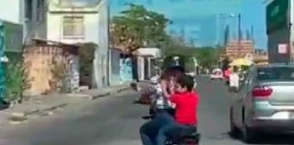#VIDEO | Indignación en redes por mujer que transporta a menor sin casco en motocicleta #México