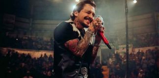 Nodal explota en concierto e insulta a hombres que aventaron vasos al escenario