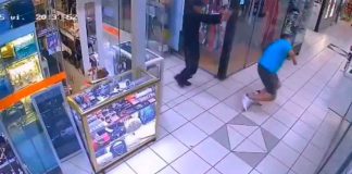 #VIDEO | Presunto sicario de 15 años asesina a un hombre a balazos en pleno centro comercial