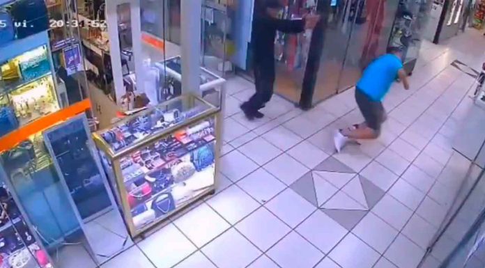 #VIDEO | Presunto sicario de 15 años asesina a un hombre a balazos en pleno centro comercial