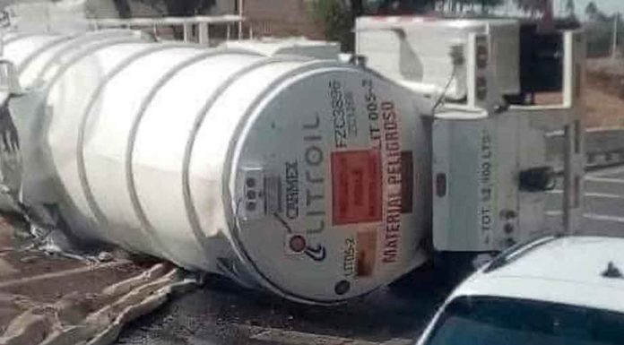 #VIDEO | Vuelca pipa sobre la carretera Toluca-Atlacomulco; el combustible quedó derramado