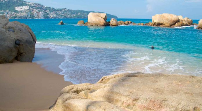 #Video | Turistas no respetaron las advertencias de “Mar de Fondo” y casi mueren ahogados; fueron rescatados por Bomberos #Acapulco