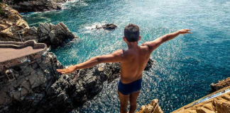 Entregan el Récord Guinness a clavadistas de La Quebrada, por el clavado de cabeza más alto del mundo