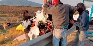 #Video | Roban motocicletas nuevas tras volcadura de tráiler en Arco Norte