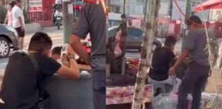 #Video | Vendedor ambulante es captado rellenando botellas de agua con agua almacenada en una tina